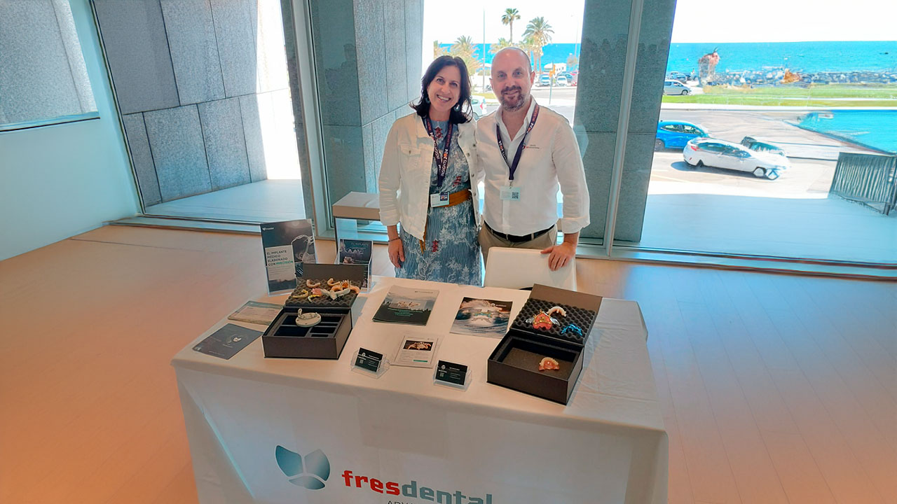 "Fachada moderna de Fresdental en Pedreguer, Alicante, integrándose armoniosamente con el entorno natural y tecnológico de la Marina Alta.