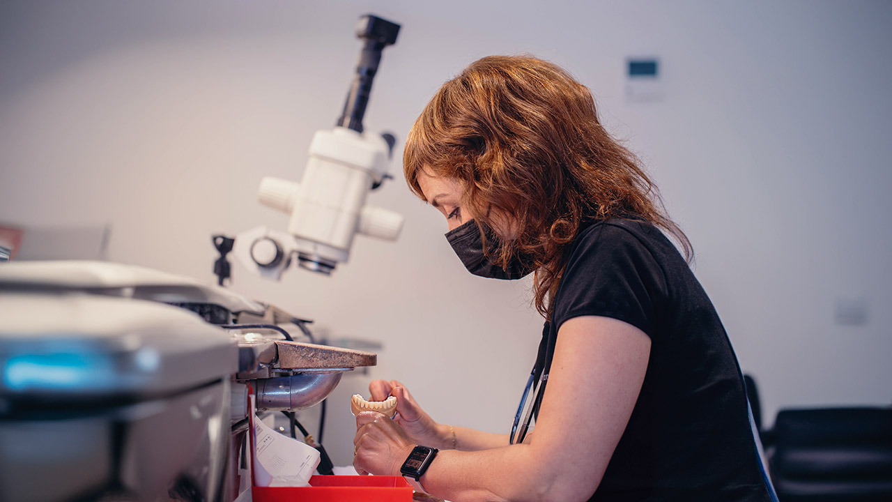 Técnico de prótesis dental trabajando en el mejor laboratorio de prótesis dental de España situado en Pedreguer y perteneciente al Grupo 3D Solutions. 